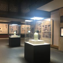 博物館全景玻璃文物展示柜 深圳博物館展柜定制與文物保護(hù)工程設(shè)計探析